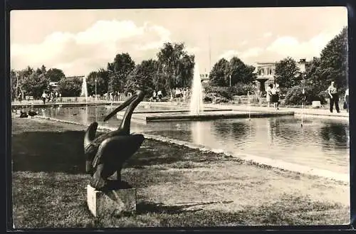 AK Erfurt, Internationale Gartenbauausstellung, Pelikanstatue an der Wasseranlage