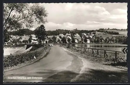 AK Nieder-Werbe am Edersee, Strassenpartie mit Fluss