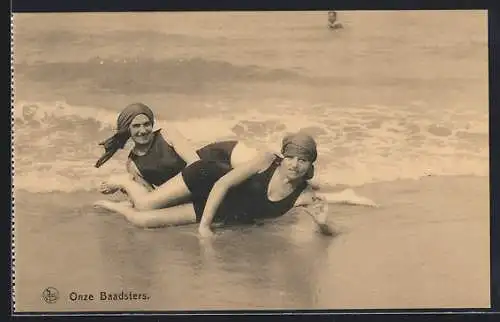 AK Frauen im Badeanzug liegen im Sand