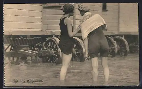 AK Nos Baigneuses, junge Frauen in Badeanzügen am Strand vor den Badekarren