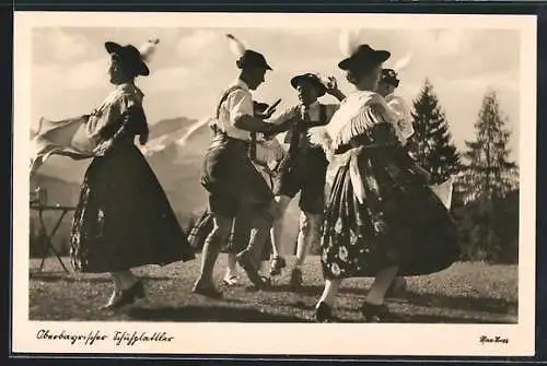 AK Personen in Tracht beim Volkstanz mit Bergpanorama