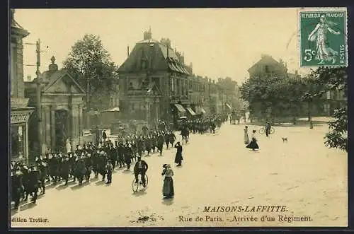 AK Maisons-Laffitte, Rue de Paris, Arivée d`un Régiment