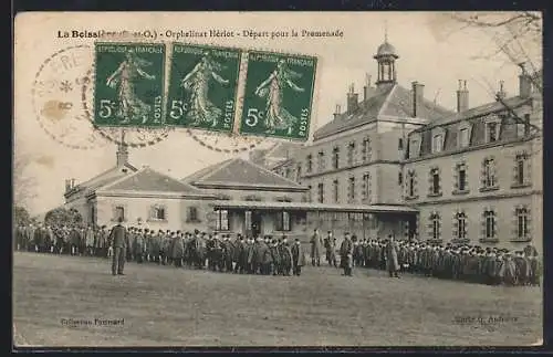 AK La Boissière /S.-et-O., Orpheliat Hériot, Départ pour la Promenade