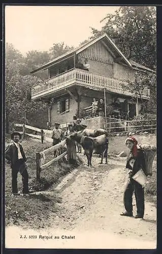 AK Schweizer Bauern in Tracht kehren zum Chalet zurück