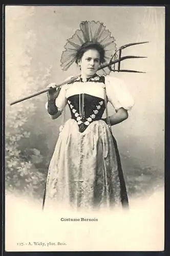AK Frau in Berner Tracht mit Heugabel