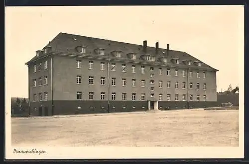 AK Donaueschingen, Kaserne mit Vorplatz