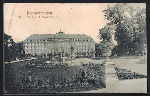 AK Donaueschingen, Fürstliches Schloss mit der Blumen-Parterre