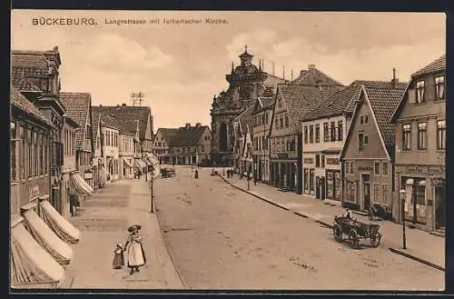 AK Bückeburg, Langestrasse mit lutherischer Kirche und Geschäften