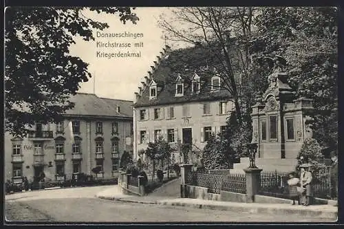 AK Donaueschingen, Kirchstrasse mit Kriegerdenkmal