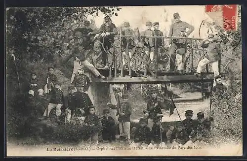 AK La Boissière /S.-et-O., Orpheliat Militaire Hériot, La Passerelle du Parc des Jeux