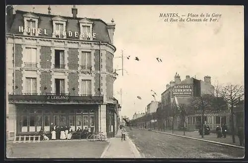 AK Mantes, Place de la Gare et Rue du Chemin de Fer, avec Hotel Moderne J. Leblond