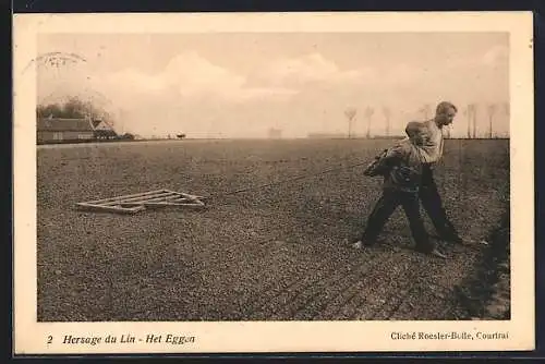 AK Bauer mit Helfer beim Eggen eines Ackers, Flachsanbau