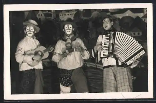 Foto-AK Komiker-Trio im Clownskostüm mit Gitarre und Ziehharmonika