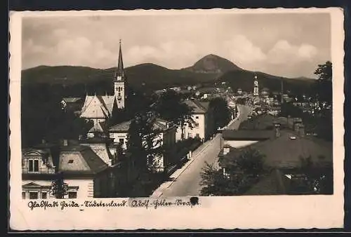 AK Gaida /Sudetenland, Strasse mit Bergpanorama aus der Vogelschau