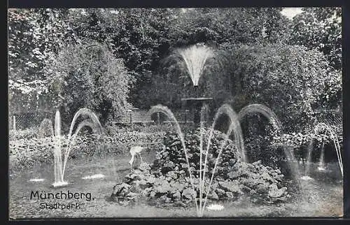 AK Münchberg / Fichtelgebirge, Partie im Stadtpark mit Fontäne
