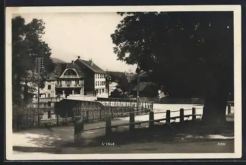 AK L`Isle, Strassenpartie mit Bäumen