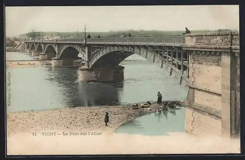 AK Vichy, Le Pont sur l`Allier, Promeneurs