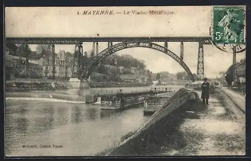 AK Mayenne, Le Viaduc Metallique mit Passant