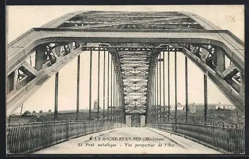 AK La Roche-Bernard, Le pont metallique, vue perspective de l`arc
