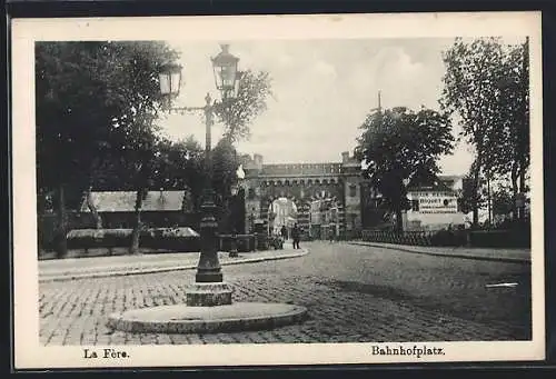 AK La Fère, Blick auf den Bahnhofplatz