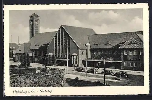 AK Oldenburg / O., Bahnhof mit Autos und Tramm