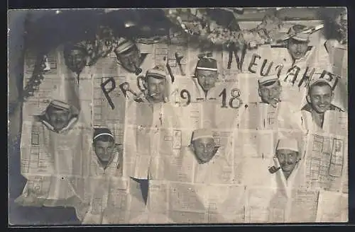 Foto-AK Studentenköpfe schauen durch Löcher in einer Studiokulisse aus Zeitungen, Neujahrsgruss 1918