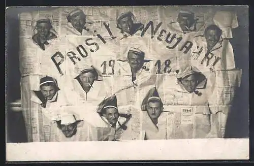 Foto-AK Studentenköpfe schauen durch Löcher in einer Studiokulisse aus Zeitungen, Neujahrsgruss 1918