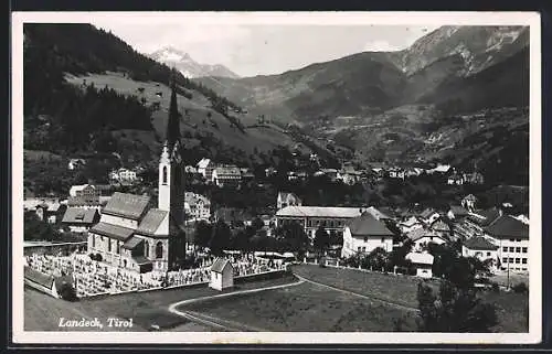 AK Landeck /Tirol, Totalansicht mit Kirche und Bergen