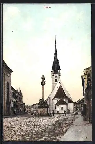 AK Horn, Kirche mit Säule & Passanten