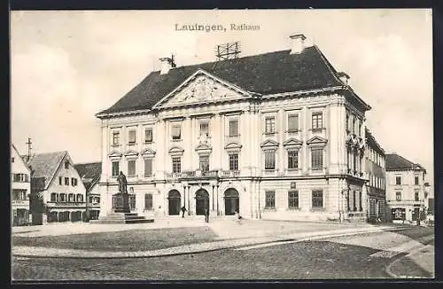 AK Lauingen, Rathaus mit Denkmal von der Vorderseite