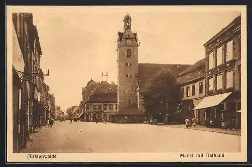 AK Fürstenwalde / Spree, Markt und Rathaus mit belebter Strassenpartie