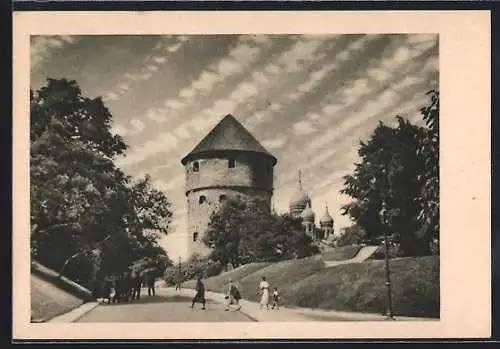 AK Tallinn, Strasse mit Passanten zum Turm