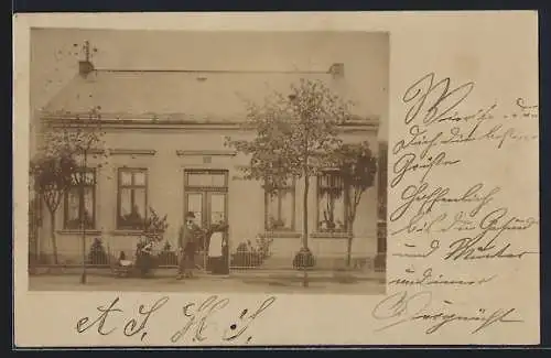 Foto-AK Hemelingen, Familie vor einem Wohnhaus