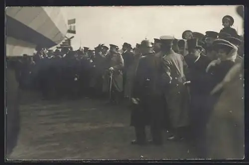 Foto-AK München, Menschenmenge an gelandetem Zeppelin