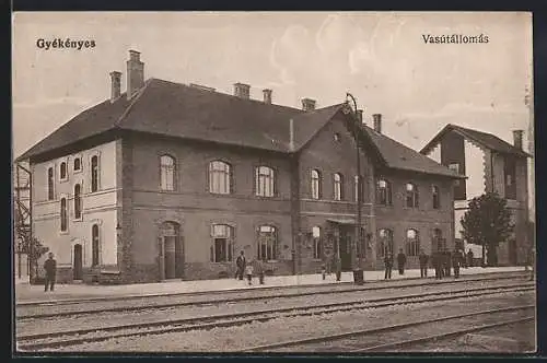 AK Gyékényes, Vasútállomás, Bahnhof von der Gleisseite