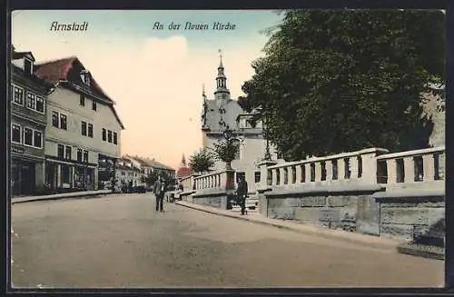 AK Arnstadt, Strasse an der Neuen Kirche mit Geschäften