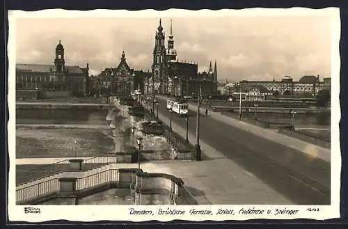 AK Dresden, Brühlsche Terrasse, Schloss, Hofkirche, Zwinger und Strassenbahn