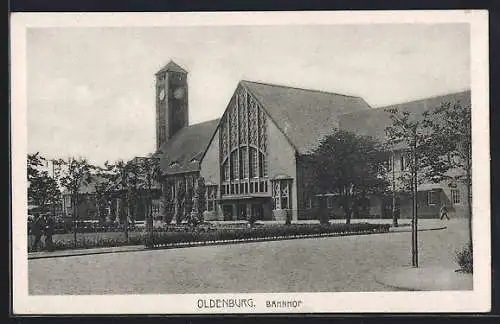 AK Oldenburg / O., Bahnhof mit Grünanlage