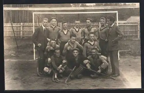 Foto-AK Gruppenaufnahme einer Hockey-Mannschaft vorm Tor