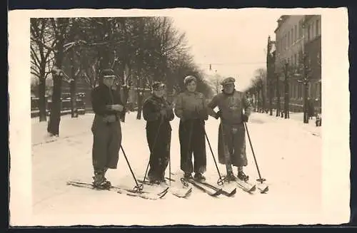 Foto-AK Gruppe Skifahrer in der winterlichen Stadt