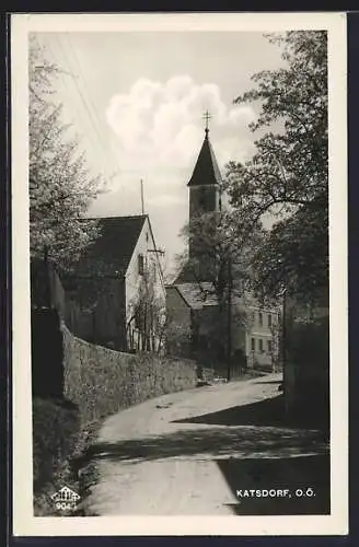 AK Katsdorf /O.Ö., Strassenpartie mit Blick zur Kirche