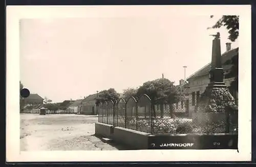 AK Deutsch Jahrndorf, Denkmal am Platz