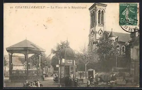 AK Châtellerault, La Place de la République avec kiosque et église en arrière-plan