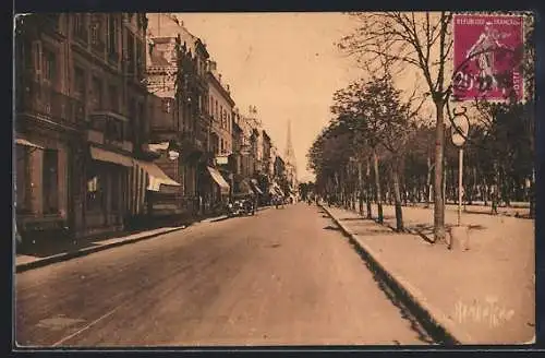 AK Châtellerault, Boulevard de Blossac avec arbres et bâtiments élégants