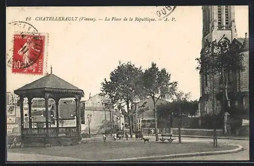 AK Châtellerault, La Place de la République avec kiosque à musique