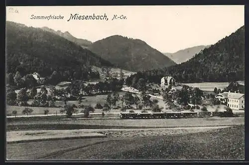 AK Miesenbach /N.-Oe., Ortsansicht mit Eisenbahn und Bergen