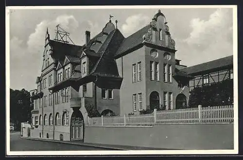 AK Ranis i. Thür., Gebäude mit Ziergiebeln und Toreingang