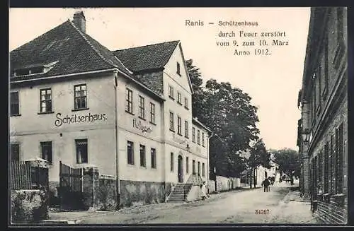 AK Ranis, Strassenpartie am Gasthaus-Restaurant Schützenhaus