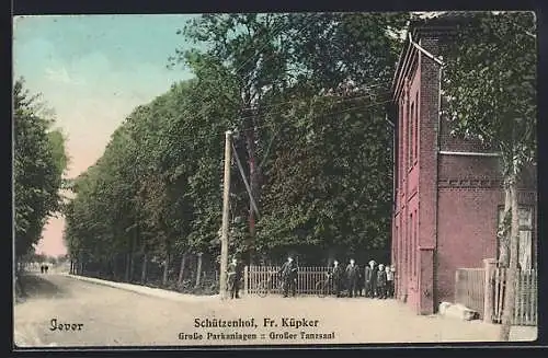 AK Jever, Gaststätte Schützenhof F. Küpker, Teilansicht mit Strasse u. kleiner Versammlung