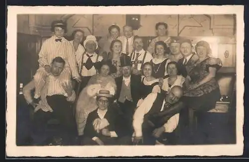 Foto-AK Halle /Saale, Hallenser Faschingsgesellschaft, Gruppenfoto